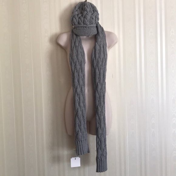 Calvin Klein Accessories - 🔥MUST GO🔥CALVIN KLEIN scarf hat and scarf set
